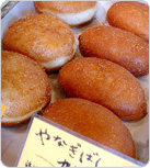 実はこの店、2代目のご主人の奥様がパン作りを担当。市場ならではのお魚を使ったパンなど種類も豊富ですが、人気No1は、出来立てあげたての「やなぎばしカレーぱん」! 実はこの店、2代目のご主人の奥様がパン作りを担当。市場ならではのお魚を使ったパンなど種類も豊富ですが、人気No1は、出来立てあげたての「やなぎばしカレーぱん」!