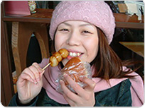 お昼時になると、近所の学生さんで賑わいます。「これからは惣菜パンにもっと力を入れていきたいです」とご主人。和菓子もパンも一度に楽しめるなんてシアワセ。いただきま〜す。 お昼時になると、近所の学生さんで賑わいます。「これからは惣菜パンにもっと力を入れていきたいです」とご主人。和菓子もパンも一度に楽しめるなんてシアワセ。いただきま〜す。