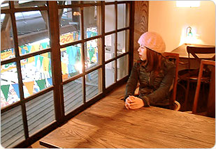 見てください!すごく落ち着くカフェがありました。しかも大きな窓から、市場の風景を望む、まったりと心和む空間です。店内には器などの展示もされています。そして、「お待たせしました〜」と運ばれて来たのは… 見てください!すごく落ち着くカフェがありました。しかも大きな窓から、市場の風景を望む、まったりと心和む空間です。店内には器などの展示もされています。そして、「お待たせしました〜」と運ばれて来たのは…