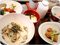 「おこわ御膳」!おこわは、白飯、赤飯、季節のものの3つから選び、それに2つの小鉢、お吸い物、香のものと、一口甘味がついて1,250円!もう、女性にはたまらないランチスポットですね! 「おこわ御膳」!おこわは、白飯、赤飯、季節のものの3つから選び、それに2つの小鉢、お吸い物、香のものと、一口甘味がついて1,250円!もう、女性にはたまらないランチスポットですね!