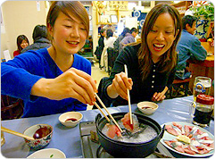 鮮魚会館の1階にある午後6時から翌日午後2時まで営業中の「おきよ食堂」 鮮魚会館の1階にある午後6時から翌日午後2時まで営業中の「おきよ食堂」