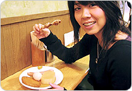 ロールキャベツやら、スジやら練り物…。出汁は見た目うすい色をしているけれど、一口食べると、そのしっかり染み込んだ味に感動!しかもコクがあるんです。ダシのレシピ…それは秘密ですよね〜。 ロールキャベツやら、スジやら練り物…。出汁は見た目うすい色をしているけれど、一口食べると、そのしっかり染み込んだ味に感動!しかもコクがあるんです。ダシのレシピ…それは秘密ですよね〜。