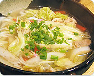 壁に張ってるメニューの中から気になったので、「野菜麺うどん」も追加で注文!やってきたのは「ちゃんぽん風うどん」。これもまたコクいっぱいのダシに、野菜がいっぱい。ちなみに市場なので、夕方で閉店しちゃいますから。 壁に張ってるメニューの中から気になったので、「野菜麺うどん」も追加で注文!やってきたのは「ちゃんぽん風うどん」。これもまたコクいっぱいのダシに、野菜がいっぱい。ちなみに市場なので、夕方で閉店しちゃいますから。