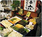 さてさて次は、“百年のぬか床”を持つ漬物専門店の「宇佐美商店」へ。店頭に並ぶのは高菜にキュウリ、キャベツ、こんにゃく…。いろんな素材からの旨みを蓄えたぬか床が、漬物の味をさらに美味しくしてくれるそうです さてさて次は、“百年のぬか床”を持つ漬物専門店の「宇佐美商店」へ。店頭に並ぶのは高菜にキュウリ、キャベツ、こんにゃく…。いろんな素材からの旨みを蓄えたぬか床が、漬物の味をさらに美味しくしてくれるそうです