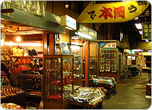 旦過市場の中には懐かしい通りがいっぱい。タイムトリップ気分での散策も楽しいですよ。 旦過市場の中には懐かしい通りがいっぱい。タイムトリップ気分での散策も楽しいですよ。
