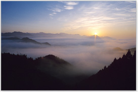 国見ケ丘から眺めた雲海。目の前に広がる、神々しいばかりのこの景色が楽しめるのは、秋から初冬だけです。 国見ケ丘から眺めた雲海。目の前に広がる、神々しいばかりのこの景色が楽しめるのは、秋から初冬だけです。