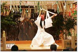 高千穂神社で毎晩奉納されている「夜神楽」。目の前で見るとかなりの迫力!おすすめです。 高千穂神社で毎晩奉納されている「夜神楽」。目の前で見るとかなりの迫力!おすすめです。