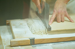 職人さんの見事な手さばき。