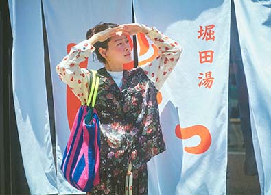 商店街の細い道も難なくクリア。